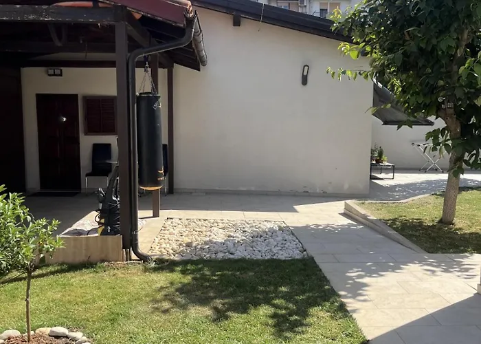 Small House Nea In City Center-With Free Parking