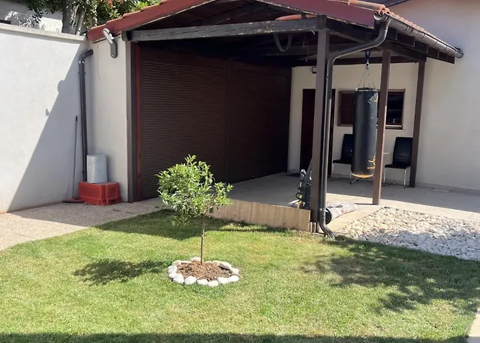 Small House Nea In City Center-With Free Parking